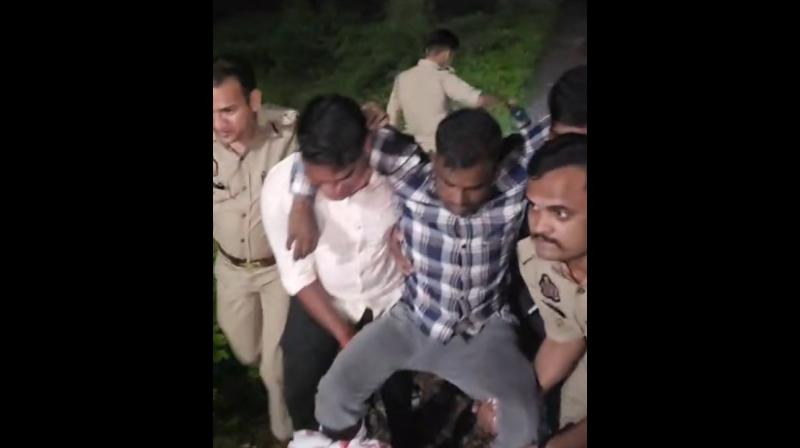 उत्तर प्रदेश: मऊ में महिला से छिनैती का आरोपी मुठभेड़ में घायल, उत्तर प्रदेश: मऊ में महिला से छिनैती का आरोपी मुठभेड़ में घायल,