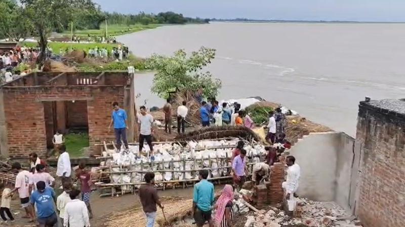 बाराबंकी में घाघरा का तांडव: हेतमापुर गांव में देखते ही देखते बह गए बाराबंकी में घाघरा का तांडव: हेतमापुर गांव में देखते ही देखते बह गए