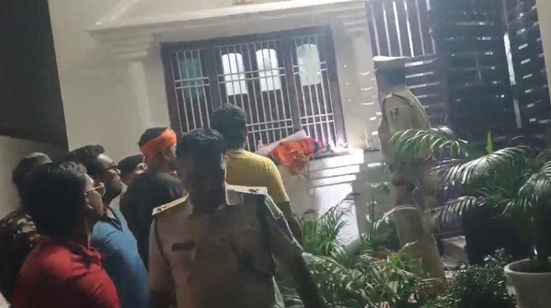 बिहार: वैशाली में हिंदू संगठन के राष्ट्रीय अध्यक्ष के घर पर हमला, बिहार: वैशाली में हिंदू संगठन के राष्ट्रीय अध्यक्ष के घर पर हमला,