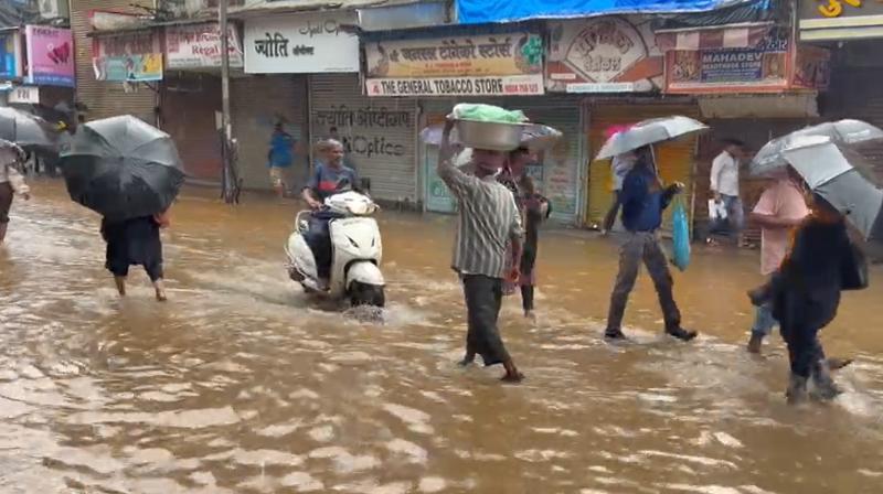 मुंबई में भारी बारिश से जनजीवन अस्त-व्यस्त, नालासोपारा-दादर-कुर्ला मुंबई में भारी बारिश से जनजीवन अस्त-व्यस्त, नालासोपारा-दादर-कुर्ला