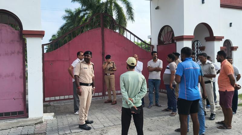 बिहार : निजी स्कूल के गेट पर बदमाशों ने चलाई गोली, 50 लाख की रंगदारी बिहार : निजी स्कूल के गेट पर बदमाशों ने चलाई गोली, 50 लाख की रंगदारी