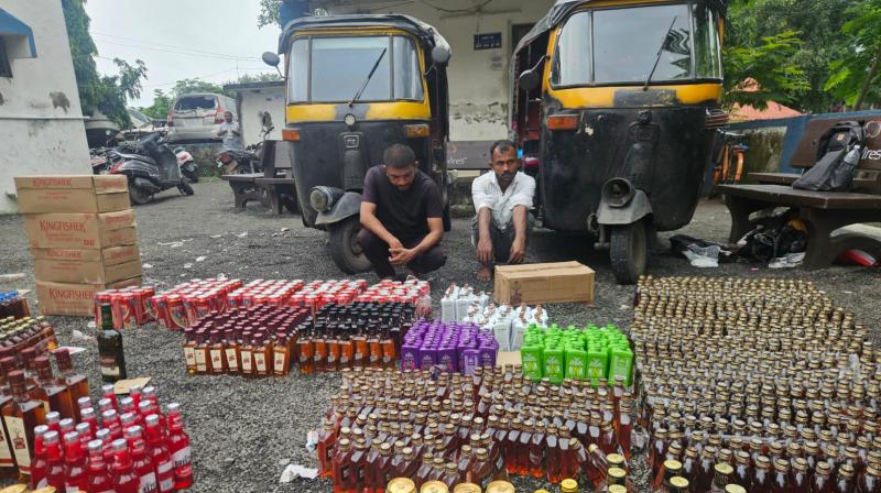 गुजरात: पुलिस ने तीन अलग-अलग छापों में 22 लाख से ज्यादा की शराब जब्त गुजरात: पुलिस ने तीन अलग-अलग छापों में 22 लाख से ज्यादा की शराब जब्त