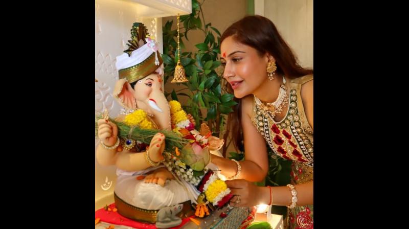 सुरभि चंदना के घर गणपति भोग से पहले हुआ गैस लीक, बोलीं-'जब बप्पा साथ सुरभि चंदना के घर गणपति भोग से पहले हुआ गैस लीक, बोलीं-'जब बप्पा साथ