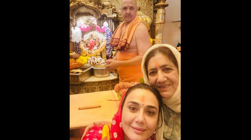 प्रीति जिंटा ने सिद्धिविनायक मंदिर की पुरानी तस्वीरें शेयर कर दी गणेश प्रीति जिंटा ने सिद्धिविनायक मंदिर की पुरानी तस्वीरें शेयर कर दी गणेश