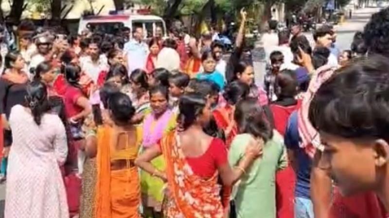 रांची में एचईसी-रेलवे की जमीन पर अवैध निर्माण के खिलाफ चला बुलडोजर, रांची में एचईसी-रेलवे की जमीन पर अवैध निर्माण के खिलाफ चला बुलडोजर,