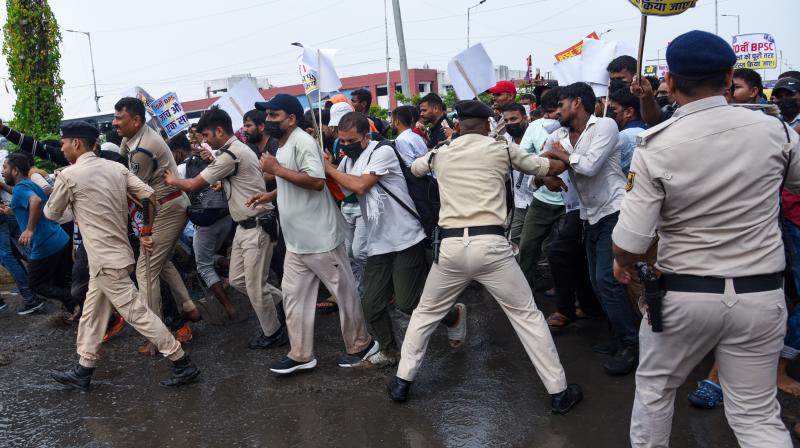 बिहार : 70वीं बीपीएससी और दरोगा भर्ती रद्द करने की मांग; पटना में बिहार : 70वीं बीपीएससी और दरोगा भर्ती रद्द करने की मांग; पटना में