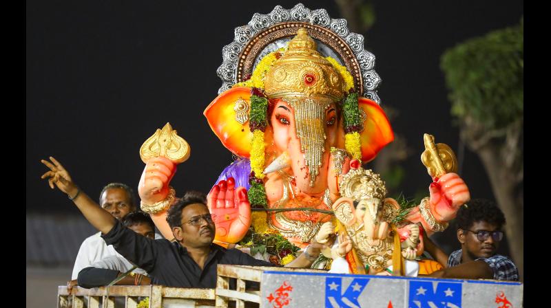 तेलंगाना: गणेश प्रतिमा विसर्जन के दौरान तालाब में डूबने से छह छात्रों तेलंगाना: गणेश प्रतिमा विसर्जन के दौरान तालाब में डूबने से छह छात्रों