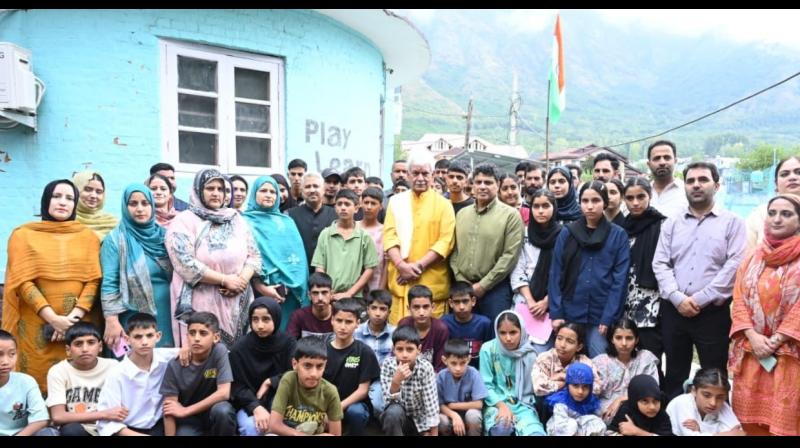 जम्मू-कश्मीर के एलजी मनोज सिन्हा ने बच्चों के साथ मनाया पीएम मोदी का जम्मू-कश्मीर के एलजी मनोज सिन्हा ने बच्चों के साथ मनाया पीएम मोदी का