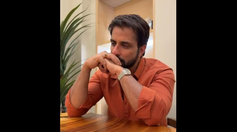 आईफोन की भीड़ देख सोनू सूद ने कसा तंज, कहा- असली अपग्रेड फोन का नहीं आईफोन की भीड़ देख सोनू सूद ने कसा तंज, कहा- असली अपग्रेड फोन का नहीं