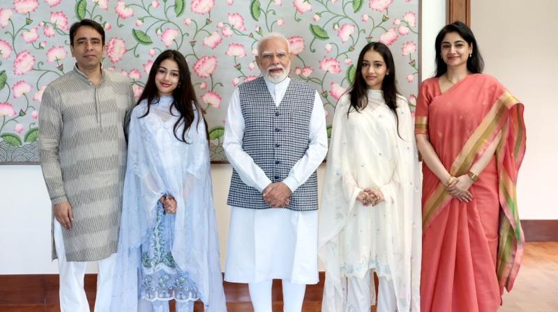 पीएम मोदी से सपरिवार मिले जयंत चौधरी, एकजुटता का दिया संदेश पीएम मोदी से सपरिवार मिले जयंत चौधरी, एकजुटता का दिया संदेश