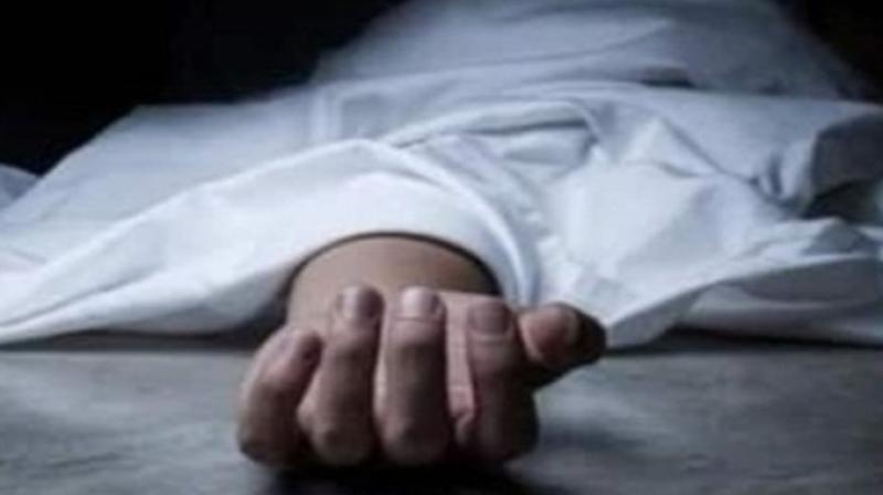पश्चिम बंगाल: फंदे से लटका मिला पुलिस कमांडो का शव, आत्महत्या की आशंका पश्चिम बंगाल: फंदे से लटका मिला पुलिस कमांडो का शव, आत्महत्या की आशंका