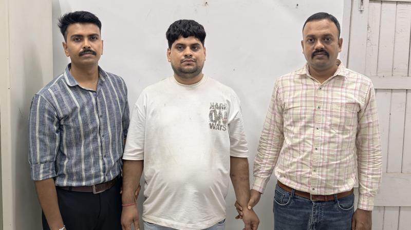 गुजरात : वलसाड साइबर क्राइम सेल ने 'ऑपरेशन म्यूल हंट 2.0' के तहत एक गुजरात : वलसाड साइबर क्राइम सेल ने 'ऑपरेशन म्यूल हंट 2.0' के तहत एक