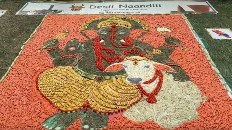 सूरत में सात टन सब्जियों और हरी घास से बनाई गणेश प्रतिमा, उत्सव के सूरत में सात टन सब्जियों और हरी घास से बनाई गणेश प्रतिमा, उत्सव के