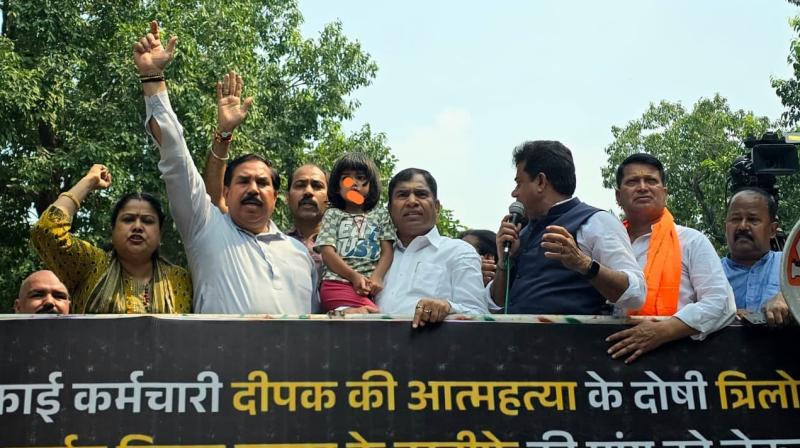 सफाई कर्मचारी की आत्महत्या: आप पार्षद को पार्टी से निकालने की मांग को सफाई कर्मचारी की आत्महत्या: आप पार्षद को पार्टी से निकालने की मांग को