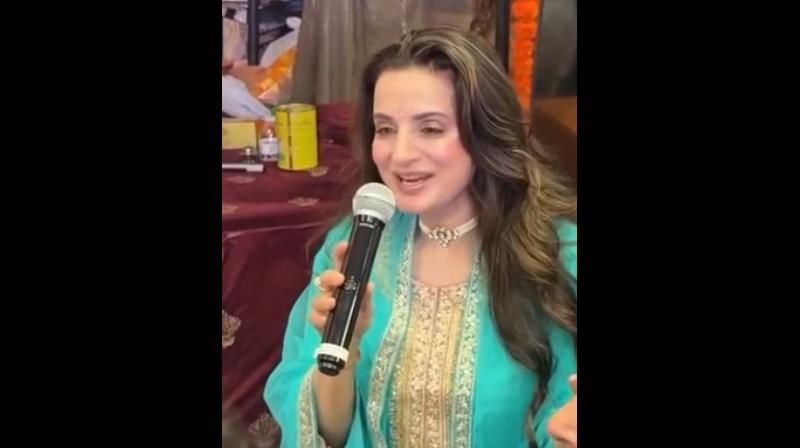 गणेश चतुर्थी पर न्यूयॉर्क पहुंचीं अमीषा पटेल, बोलीं-परंपरा को जिंदा गणेश चतुर्थी पर न्यूयॉर्क पहुंचीं अमीषा पटेल, बोलीं-परंपरा को जिंदा