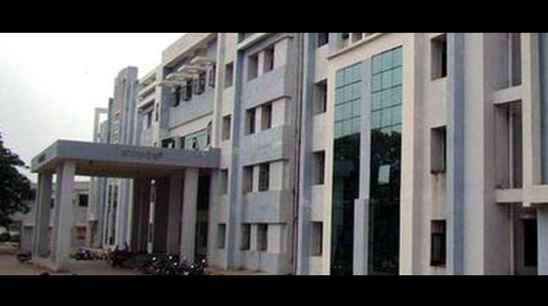 तेलंगाना : आदिलाबाद के रिम्स अस्पताल में भीषण आग, 2 नवजात की मौत, 28 तेलंगाना : आदिलाबाद के रिम्स अस्पताल में भीषण आग, 2 नवजात की मौत, 28
