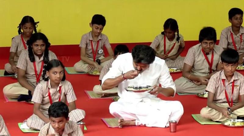 तमिलनाडु के मुख्यमंत्री विजय ने कक्षा 6 से 8 तक के लिए विस्तारित तमिलनाडु के मुख्यमंत्री विजय ने कक्षा 6 से 8 तक के लिए विस्तारित