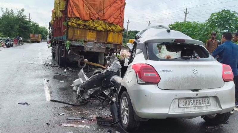 जमशेदपुर पर खड़े ट्रेलर से टकराई तेज रफ्तार कार, ग्रामीण विकास मंत्री जमशेदपुर पर खड़े ट्रेलर से टकराई तेज रफ्तार कार, ग्रामीण विकास मंत्री
