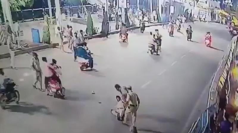 हैदराबाद में गणेश विसर्जन के दौरान ड्यूटी पर तैनात सब-इंस्पेक्टर को हैदराबाद में गणेश विसर्जन के दौरान ड्यूटी पर तैनात सब-इंस्पेक्टर को