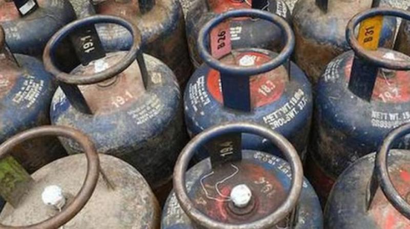 मुंबई में गैस संकट से 20 फीसदी होटल-रेस्टोरेंट बंद, पेट्रोलियम मंत्री से आपूर्ति सुचारू रखने की मांग मुंबई में गैस संकट से 20 फीसदी होटल-रेस्टोरेंट बंद, पेट्रोलियम मंत्री से आपूर्ति सुचारू रखने की मांग