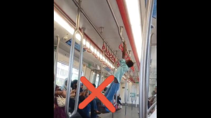 मेट्रो में असुरक्षित तरीके से स्टंट करता दिखा बच्चा, महा मुंबई मेट्रो ने फिर चेताया मेट्रो में असुरक्षित तरीके से स्टंट करता दिखा बच्चा, महा मुंबई मेट्रो ने फिर चेताया
