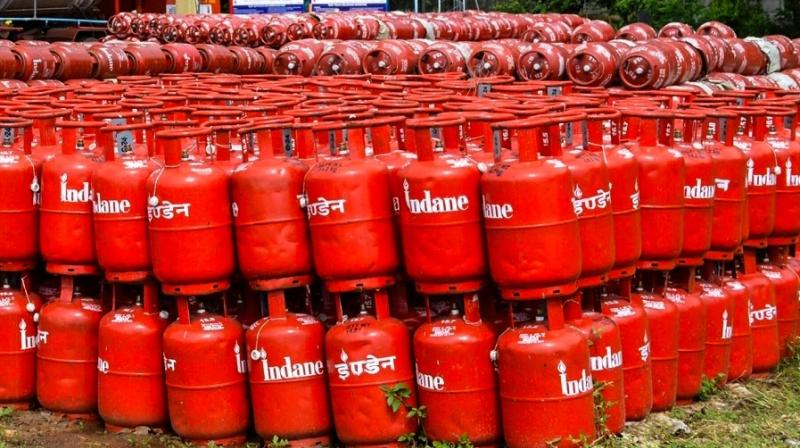 केंद्र सरकार के निर्देशों के बाद रिफाइनरियों ने एलपीजी उत्पादन 10 प्रतिशत बढ़ाया केंद्र सरकार के निर्देशों के बाद रिफाइनरियों ने एलपीजी उत्पादन 10 प्रतिशत बढ़ाया