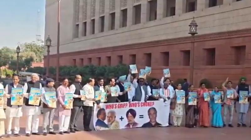संसद के बाहर विपक्ष के सांसदों का हंगामा, हरदीप सिंह पुरी के इस्तीफे की मांग संसद के बाहर विपक्ष के सांसदों का हंगामा, हरदीप सिंह पुरी के इस्तीफे की मांग