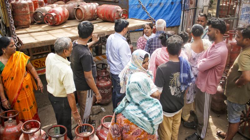 देश में एलपीजी की कोई कमी नहीं, उपभोक्ताओं की भीड़ से बढ़ी घबराहट: सरकारी अधिकारी देश में एलपीजी की कोई कमी नहीं, उपभोक्ताओं की भीड़ से बढ़ी घबराहट: सरकारी अधिकारी