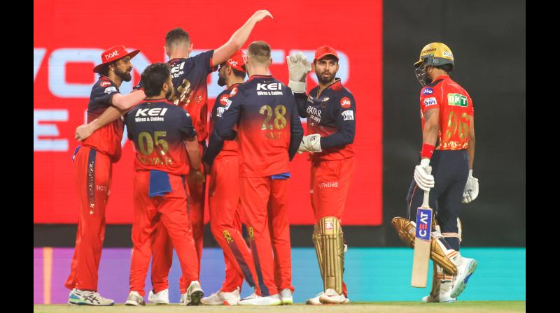 आईपीएल 2026: आरसीबी की मुश्किल बढ़ सकती है, इस धाकड़ तेज गेंदबाज के खेलने पर संशय आईपीएल 2026: आरसीबी की मुश्किल बढ़ सकती है, इस धाकड़ तेज गेंदबाज के खेलने पर संशय