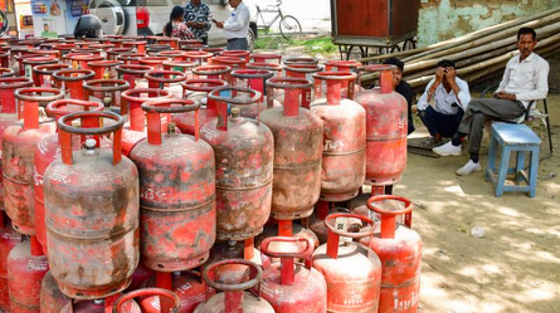 देश में ईंधन की पर्याप्त आपूर्ति, एलपीजी उत्पादन में हुई 30 प्रतिशत की बढ़ोतरी: सरकार देश में ईंधन की पर्याप्त आपूर्ति, एलपीजी उत्पादन में हुई 30 प्रतिशत की बढ़ोतरी: सरकार