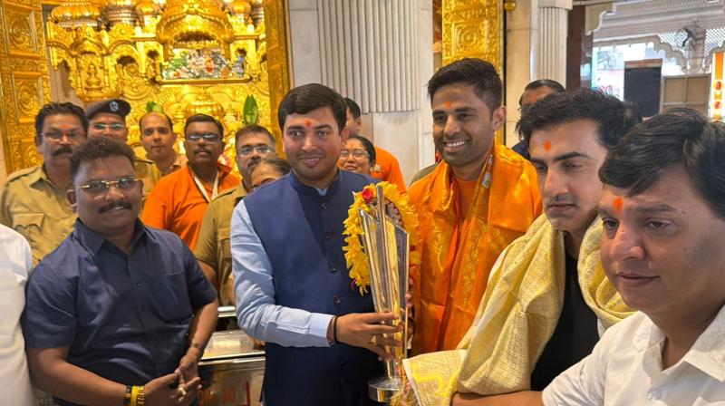 वर्ल्ड कप ट्रॉफी के साथ सिद्धिविनायक मंदिर पहुंचे सूर्यकुमार यादव, बप्पा से लिया आशीर्वाद वर्ल्ड कप ट्रॉफी के साथ सिद्धिविनायक मंदिर पहुंचे सूर्यकुमार यादव, बप्पा से लिया आशीर्वाद