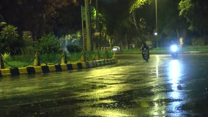 दिल्ली-एनसीआर में बदला मौसम का मिजाज, तेज हवाओं, गरज के साथ हुई बूंदाबांदी दिल्ली-एनसीआर में बदला मौसम का मिजाज, तेज हवाओं, गरज के साथ हुई बूंदाबांदी