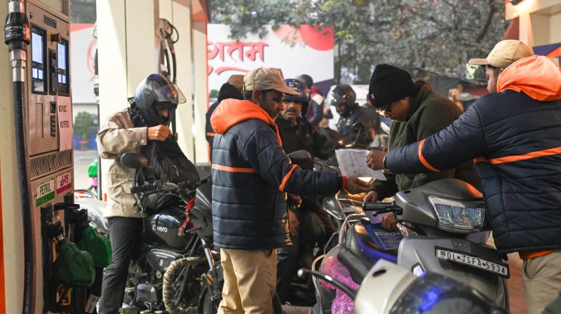 भारत के पास पर्याप्त टैक्स बफर मौजूद, 110 डॉलर प्रति बैरल तक कच्चे तेल की कीमतों को वहन करने में सक्षम : रिपोर्ट भारत के पास पर्याप्त टैक्स बफर मौजूद, 110 डॉलर प्रति बैरल तक कच्चे तेल की कीमतों को वहन करने में सक्षम : रिपोर्ट