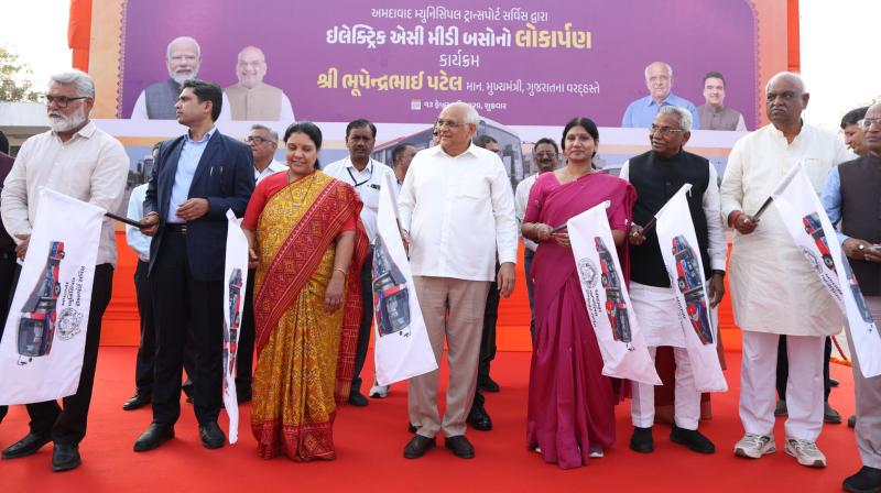 गुजरात सीएम ने एएमटीएस की 28 इलेक्ट्रिक बसों को हरी झंडी दिखाकर रवाना किया गुजरात सीएम ने एएमटीएस की 28 इलेक्ट्रिक बसों को हरी झंडी दिखाकर रवाना किया