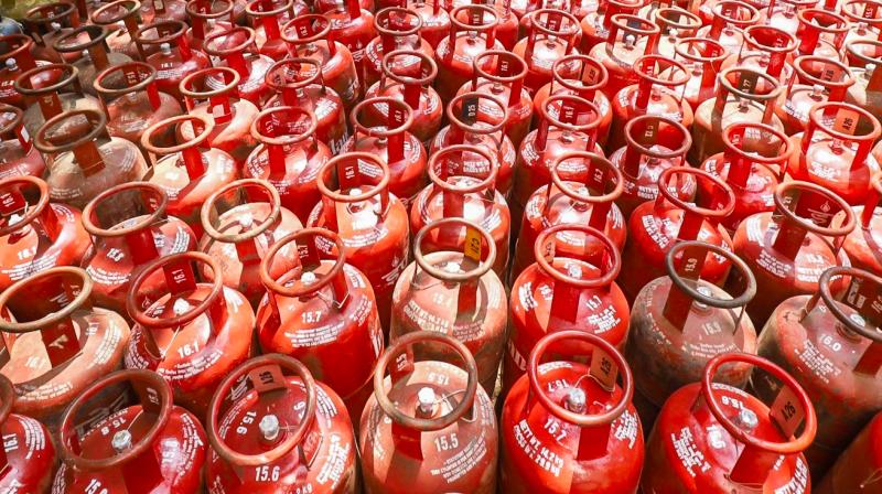 दिल्ली: क्राइम ब्रांच ने मुंडका में अवैध एलपीजी सिलेंडर जमाखोरी का भंडाफोड़ किया, 610 सिलेंडर बरामद दिल्ली: क्राइम ब्रांच ने मुंडका में अवैध एलपीजी सिलेंडर जमाखोरी का भंडाफोड़ किया, 610 सिलेंडर बरामद