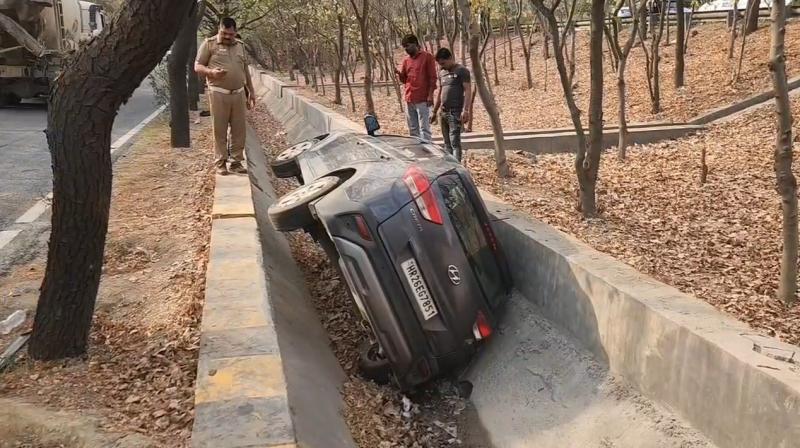 नोएडा में बड़ा हादसा टला: हाजीपुर अंडरपास के पास नाले में गिरी तेज रफ्तार कार, छात्र घायल नोएडा में बड़ा हादसा टला: हाजीपुर अंडरपास के पास नाले में गिरी तेज रफ्तार कार, छात्र घायल