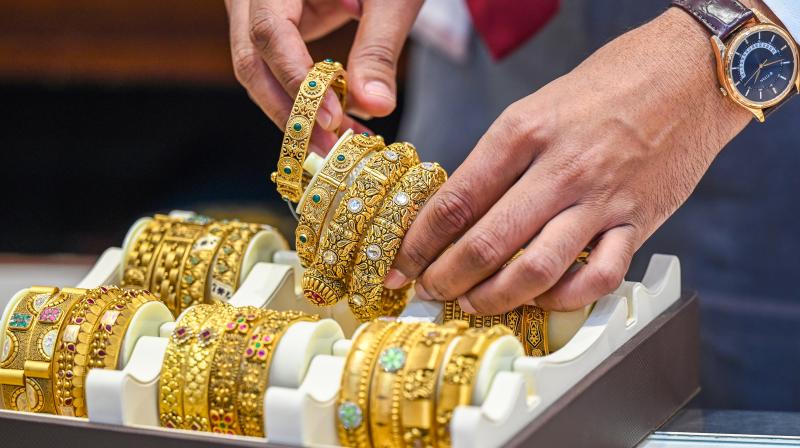 पश्चिम एशिया में बढ़ते तनावों के बीच कीमती धातुओं में भारी गिरावट, सोने का रेट करीब 7,000 रुपए गिरा तो चांदी 20,000 रुपए से ज्यादा सस्ती पश्चिम एशिया में बढ़ते तनावों के बीच कीमती धातुओं में भारी गिरावट, सोने का रेट करीब 7,000 रुपए गिरा तो चांदी 20,000 रुपए से ज्यादा सस्ती