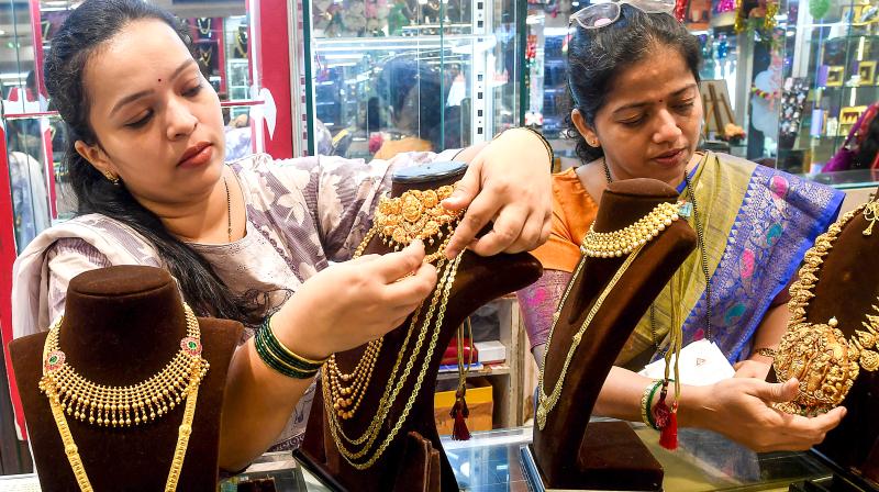 सोने-चांदी में इस हफ्ते मिलाजुला कारोबार, कीमतों में हुआ मामूली बदलाव सोने-चांदी में इस हफ्ते मिलाजुला कारोबार, कीमतों में हुआ मामूली बदलाव