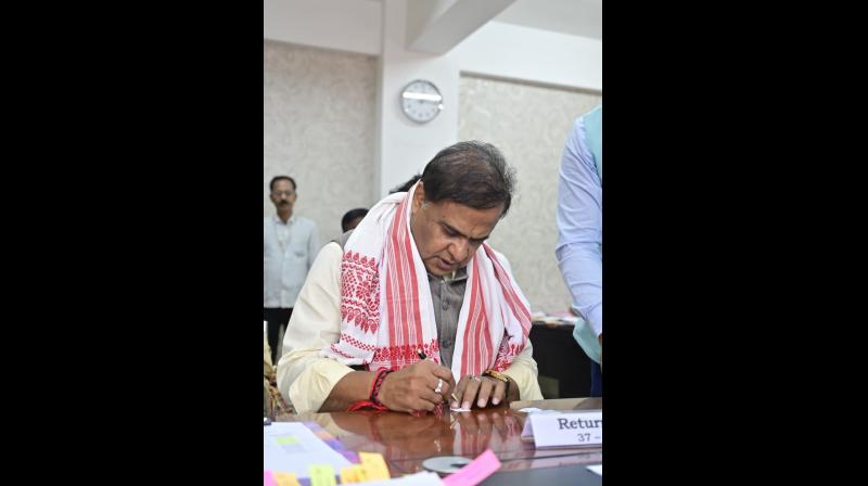 असम चुनाव: सीएम हिमंता बिस्वा सरमा ने भरा नामांकन, सातवीं बार चुनावी मैदान में उतरे असम चुनाव: सीएम हिमंता बिस्वा सरमा ने भरा नामांकन, सातवीं बार चुनावी मैदान में उतरे