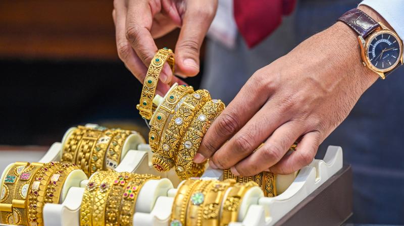 मुनाफावसूली और डॉलर की मजबूती से दबाव में सोना, एक हफ्ते में 5.89% की गिरावट मुनाफावसूली और डॉलर की मजबूती से दबाव में सोना, एक हफ्ते में 5.89% की गिरावट