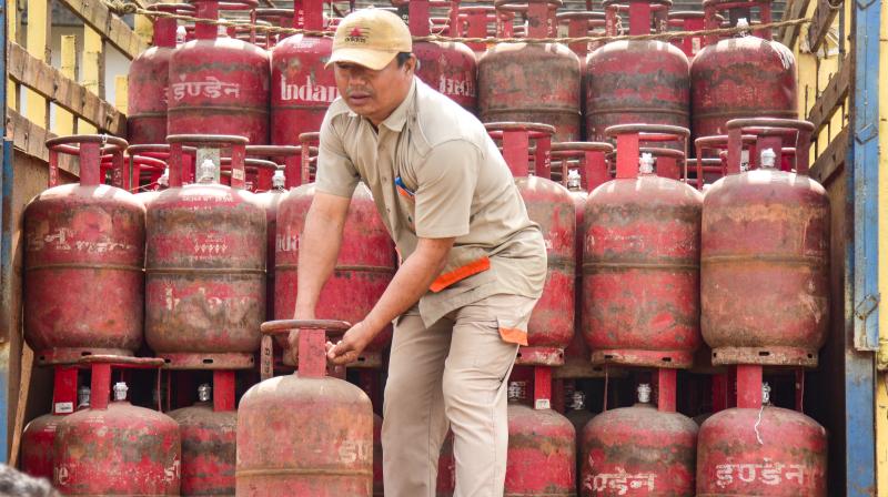 सरकार ने कमर्शियल LPG आवंटन 50% बढ़ाया, जमाखोरी-कालाबाजारी पर छापेमारी तेज सरकार ने कमर्शियल LPG आवंटन 50% बढ़ाया, जमाखोरी-कालाबाजारी पर छापेमारी तेज