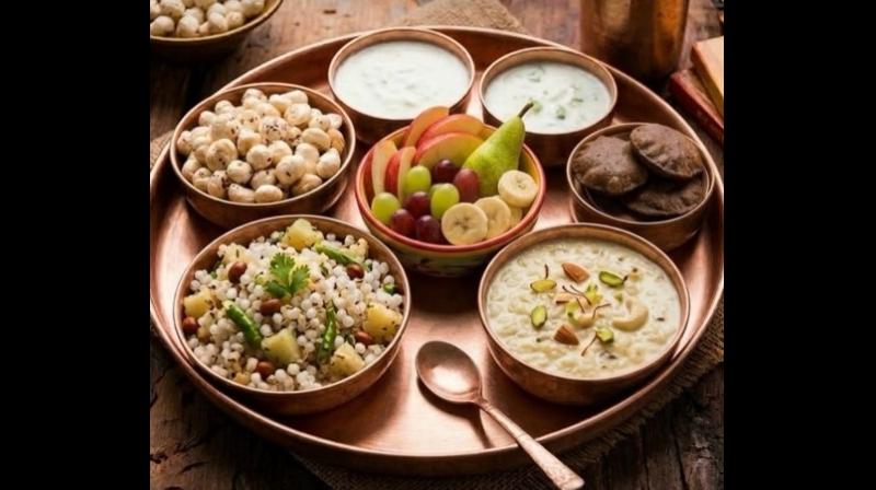 नवरात्रि विशेष: सात्विक और पौष्टिक व्रत की थाली से रखें खुद को फिट, कमजोरी नहीं होगी महसूस नवरात्रि विशेष: सात्विक और पौष्टिक व्रत की थाली से रखें खुद को फिट, कमजोरी नहीं होगी महसूस