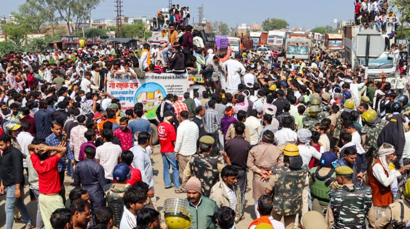 मथुरा हंगामे पर एसएसपी श्लोक कुमार का बयान: बाहरी लोगों ने फैलाई अफवाह, सड़क हादसे में हुई फरसा बाबा की मौत मथुरा हंगामे पर एसएसपी श्लोक कुमार का बयान: बाहरी लोगों ने फैलाई अफवाह, सड़क हादसे में हुई फरसा बाबा की मौत