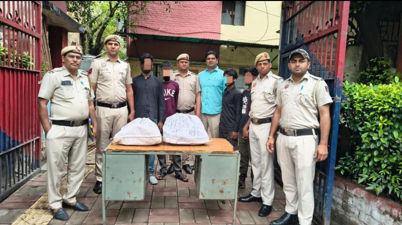 दिल्ली पुलिस ने की हौजखास से चोरी 6 किलो चांदी और कीमती धातुएं बरामद, चार आरोपी गिरफ्तार दिल्ली पुलिस ने की हौजखास से चोरी 6 किलो चांदी और कीमती धातुएं बरामद, चार आरोपी गिरफ्तार