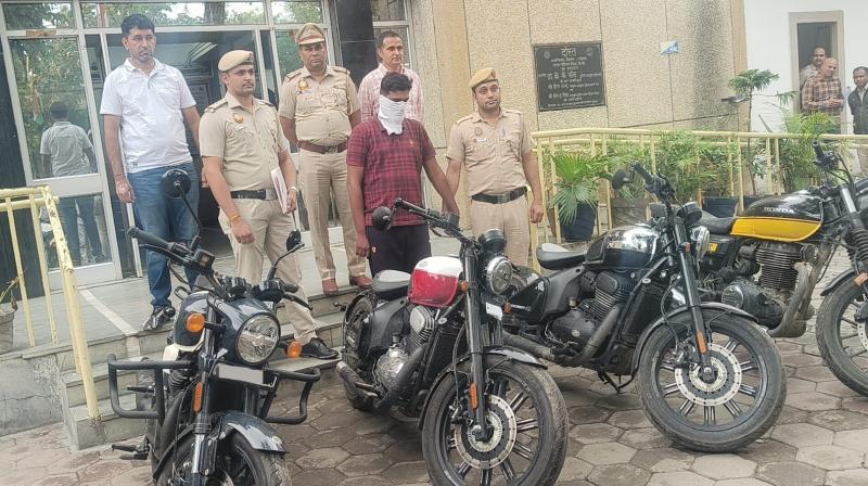 रोहिणी पुलिस ने विजय विहार में ऑटो-लिफ्टर पुनीत सतीजा को गिरफ्तार कर छह महंगी मोटरसाइकिलें बरामद कीं, नौ चोरी के मामले सुलझे रोहिणी पुलिस ने विजय विहार में ऑटो-लिफ्टर पुनीत सतीजा को गिरफ्तार कर छह महंगी मोटरसाइकिलें बरामद कीं, नौ चोरी के मामले सुलझे