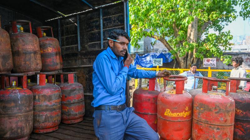घरेलू एलपीजी आपूर्ति सामान्य, पैनिक बुकिंग में आई गिरावट: केंद्र सरकार घरेलू एलपीजी आपूर्ति सामान्य, पैनिक बुकिंग में आई गिरावट: केंद्र सरकार