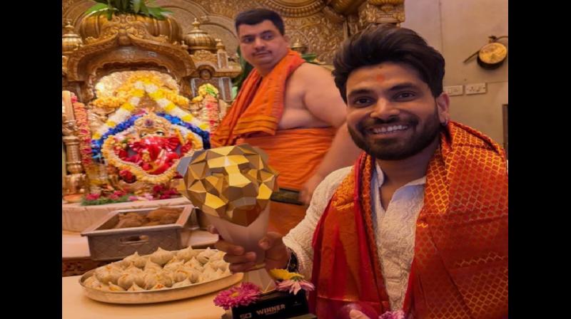 'द 50' जीतने के बाद शिव ठाकरे बप्पा के दर्शन करने पहुंचे और फैंस के साथ सेल्फी ली 'द 50' जीतने के बाद शिव ठाकरे बप्पा के दर्शन करने पहुंचे और फैंस के साथ सेल्फी ली