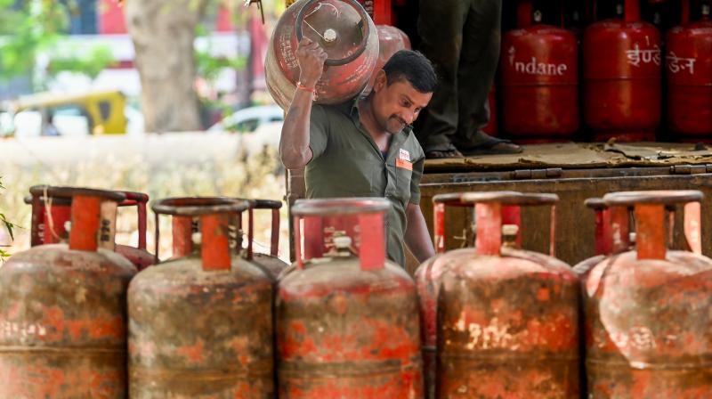 देश में सभी गैस रिफाइनरियां उच्च क्षमता पर; 18,700 टन कमर्शियल एलपीजी की हुई सप्लाई: सरकार देश में सभी गैस रिफाइनरियां उच्च क्षमता पर; 18,700 टन कमर्शियल एलपीजी की हुई सप्लाई: सरकार