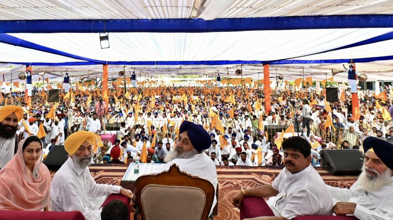पंजाब में आप सरकार किसानों को आत्महत्या करने पर मजबूर कर रही है: सुखबीर बादल पंजाब में आप सरकार किसानों को आत्महत्या करने पर मजबूर कर रही है: सुखबीर बादल