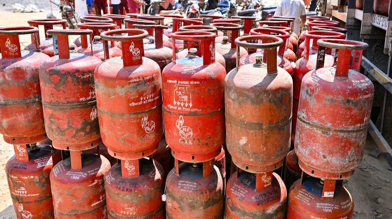 एलपीजी डिस्ट्रीब्यूटर्स को 350 से ज्यादा नोटिस जारी; 3,000 से ज्यादा छापेमारी, 1,500 से अधिक सिलेंडर जब्त: सरकार एलपीजी डिस्ट्रीब्यूटर्स को 350 से ज्यादा नोटिस जारी; 3,000 से ज्यादा छापेमारी, 1,500 से अधिक सिलेंडर जब्त: सरकार